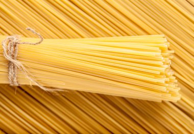 pişmemiş makarna ip bağladılar