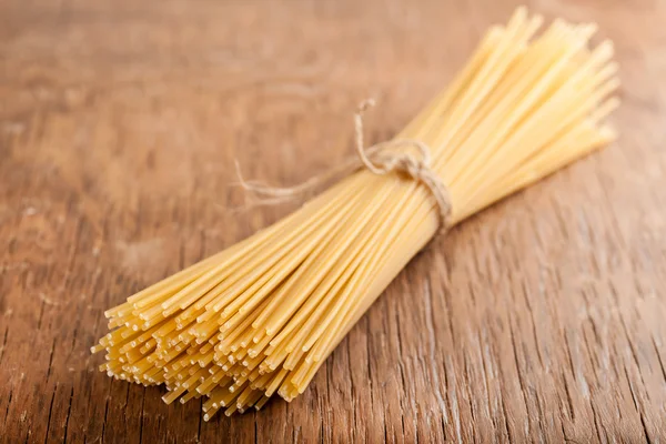 Bainha espaguete cru amarrado com uma corda — Fotografia de Stock