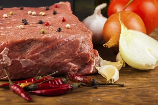 Rundvlees filet met kruiden close-up — Stockfoto