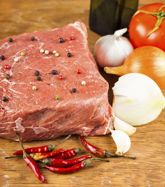 Ruwe rundvlees filet met kruiden close-up — Stockfoto