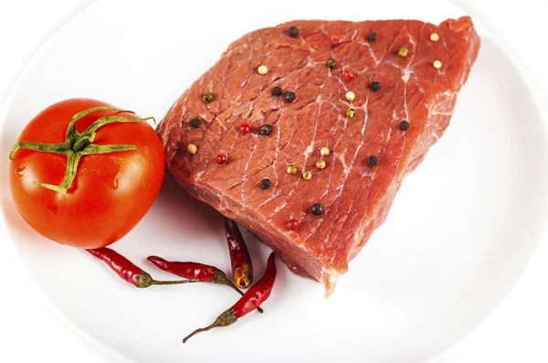 生の牛フィレ肉のスパイスとトマト — ストック写真