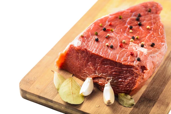 Ruwe rundvlees filet met kruiden op een houten bord — Stockfoto