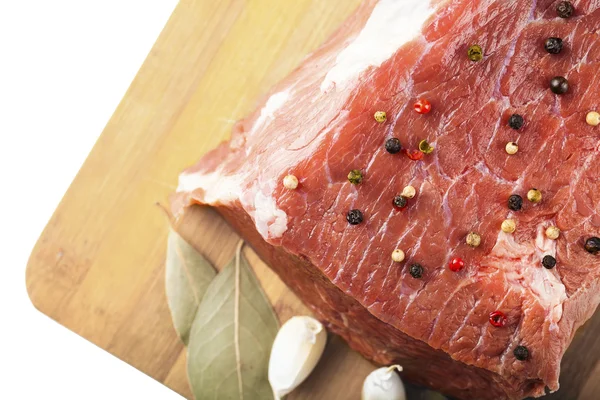 Filé de carne com especiarias closeup em uma placa de madeira — Fotografia de Stock