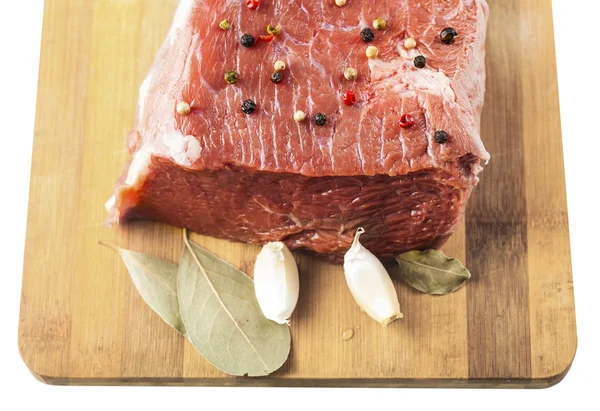 Rundvlees filet met kruiden op een houten bord — Stockfoto