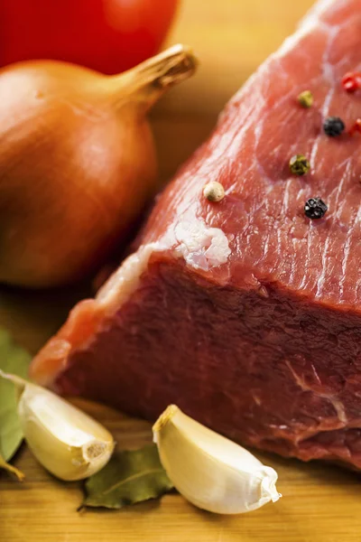 Rundvlees filet met kruiden en groenten — Stockfoto