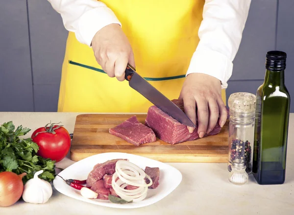 Vlees filet op een tafel met kruiden en groenten — Stockfoto