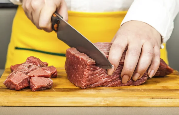 Kött oxfilé på en träskiva kuber — Stockfoto