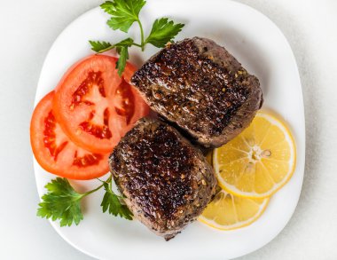 Madalyon yeşillikleri ile bir plaka üzerinde