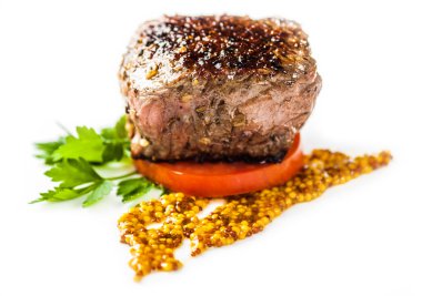 domates sosu ve yeşillik bir dilim kızarmış madalyon 