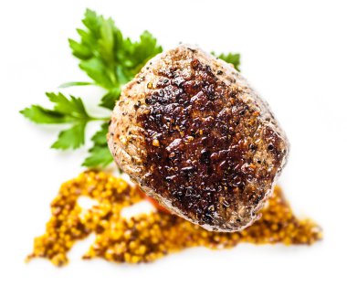 Kızarmış madalyon, sos ve Yeşiller 