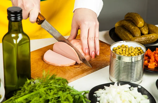 Szef kuchni nóż tnie sausag — Zdjęcie stockowe