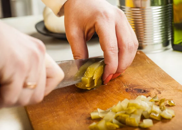 Händerna närbild cook — Stockfoto