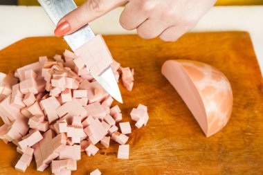 haşlanmış sosis küpleri dilimlenmiş 