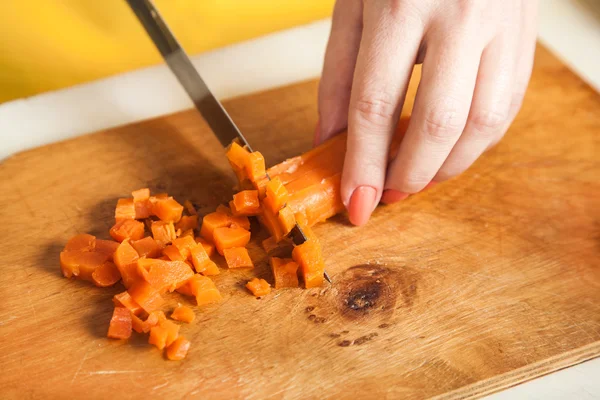 Cook kvinna nedskärningar — Stockfoto