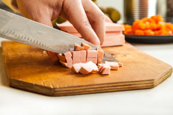 Kvinnan skär korven kuber — Stockfoto