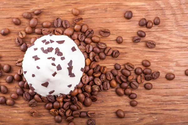 Cupcake with grains of coffee — Stock Photo, Image