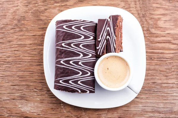 Rouleau de chocolat avec une tasse de café — Photo