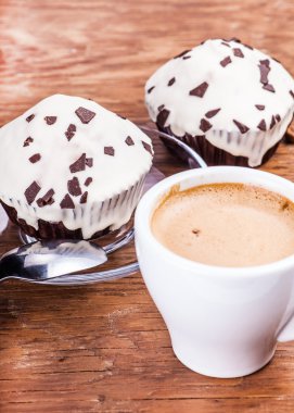 bir fincan kahve ile iki cupcakes 