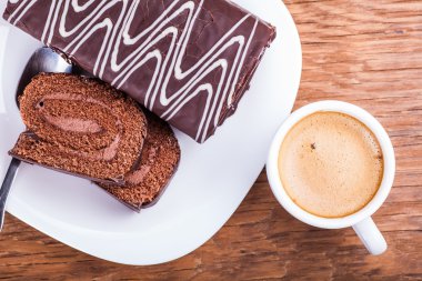 tatlı bir fincan kahve yakın çekim ile rulo 