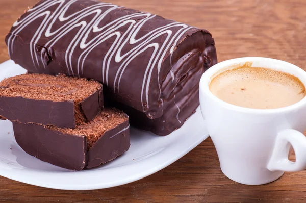 Rouleau avec une tasse de café gros plan — Photo