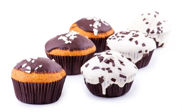 Beyaz ve çikolata buzlanma cupcakes — Stok fotoğraf