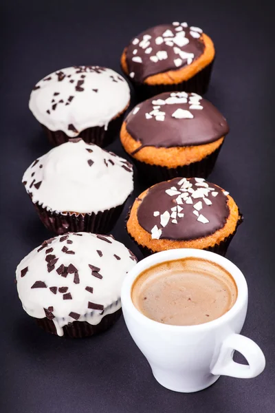 Чашка кофе и кексы в глазури — стоковое фото