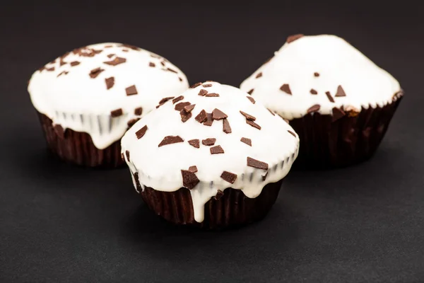 Beyaz sır içinde üç cupcake — Stok fotoğraf
