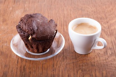 bir fincan kahve ile çikolatalı kek 