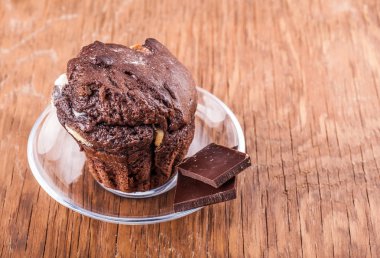 bir cam tabak taze çikolatalı kek 