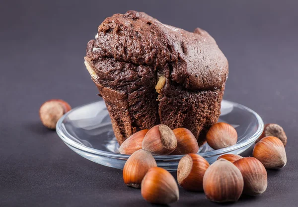 Cupcake au chocolat aux noix gros plan — Photo