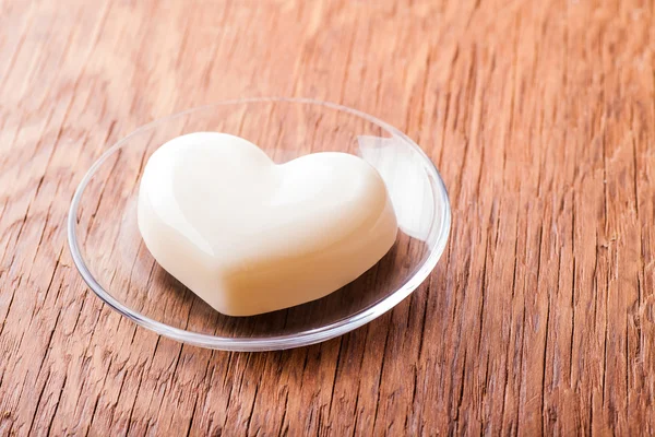 Gelatina di vaniglia nella forma di cuore su un piattino di vetro — Foto Stock