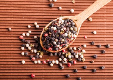 bir tahta kaşık biber 