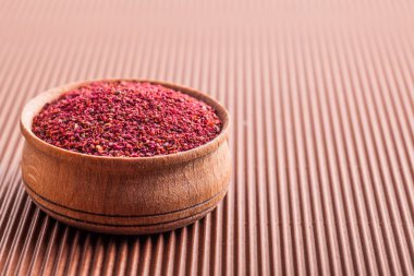 baharat sumak bir ahşap kase 