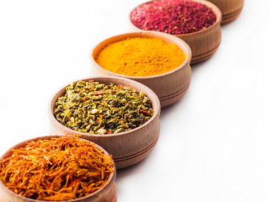 Safran, kırmızı biber, sumak, zerdeçal, ahşap kase yeşil biber baharat 