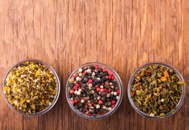 bir cam kase içinde tuz, kırmızı biber 