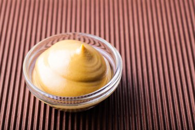 Bir cam kase yakın çekim hardal