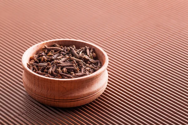 Clove in a wooden bowl close-up — Stock Photo, Image