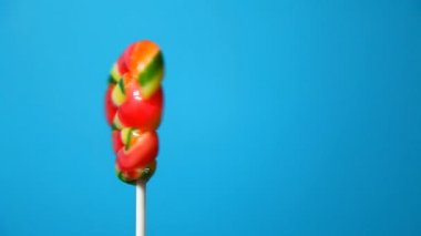 Mavi arka planda lolipop.