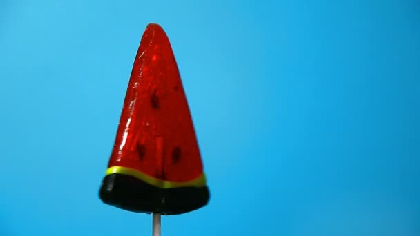 Lollipop i form av en vattenmelon — Stockvideo