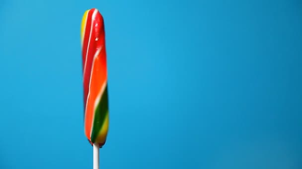 Lollipop на синем фоне — стоковое видео