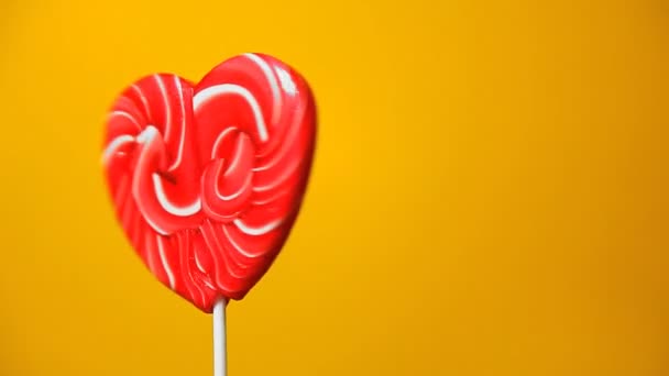 Färgglada hjärta form lollipop — Stockvideo