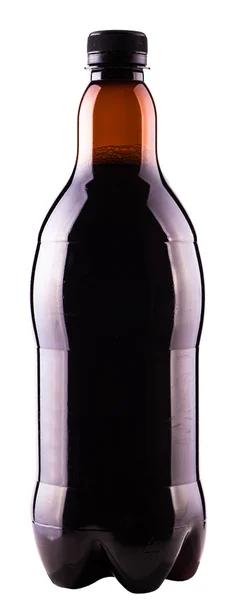 Tmavé pivo v plastové lahvi — Stock fotografie
