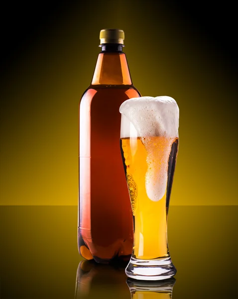 Öl i glas och flaska — Stockfoto
