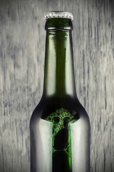 Стеклянная бутылка пива крупным планом — стоковое фото