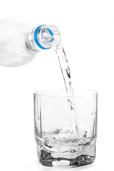 Vatten hälls i glaset — Stockfoto