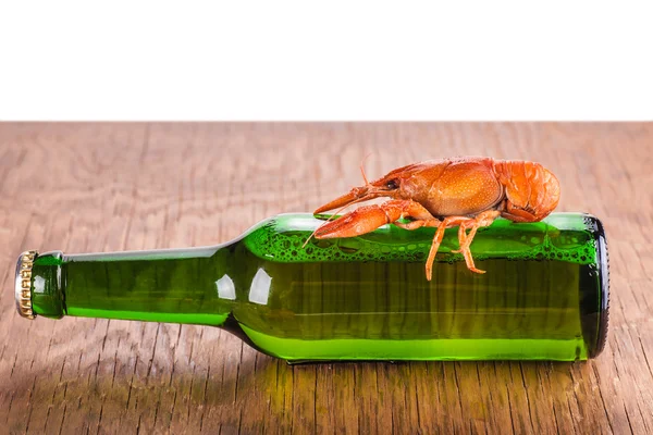 Bouteille en verre de bière et écrevisses — Photo