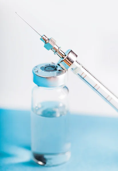 Bottle of medicine and syringe — Stock Photo, Image