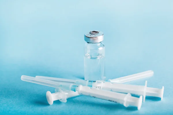 Bottle of medicines and syringe — Stock Photo, Image