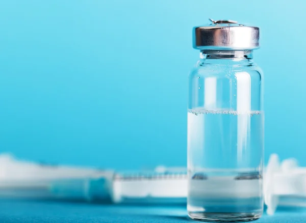Bottle of medicine and syringe close-up — Stock Photo, Image