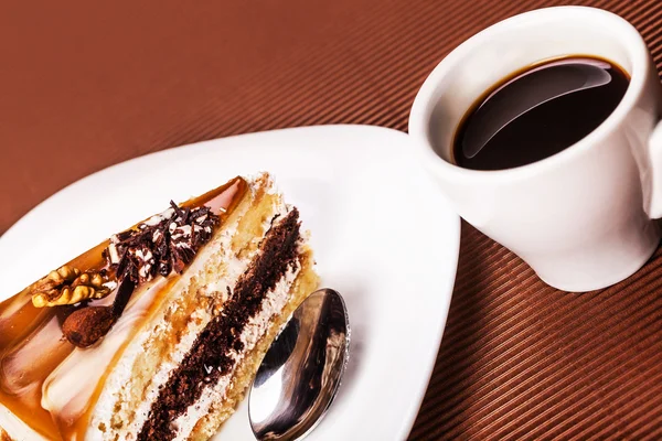 Ořechový dort a šálek kávy — Stock fotografie